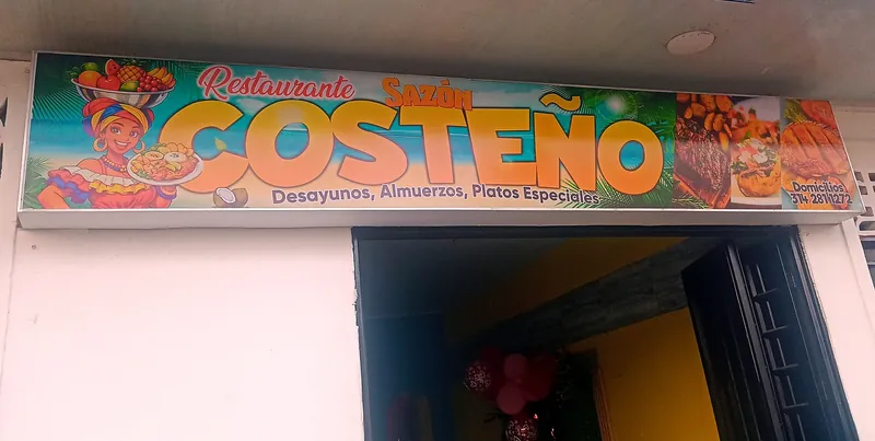 Aviso de Sazón Costeño en la entrada: desayunos, almuerzos y platos especiales