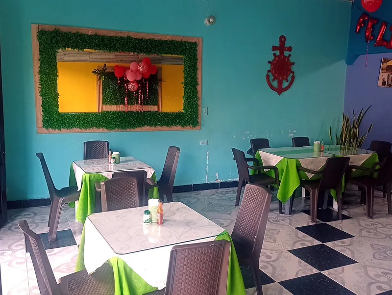 Salón con decoración costeña